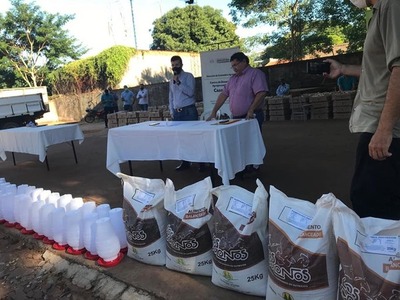 Productores de Caazapá reciben kits avícolas - Noticiero Paraguay