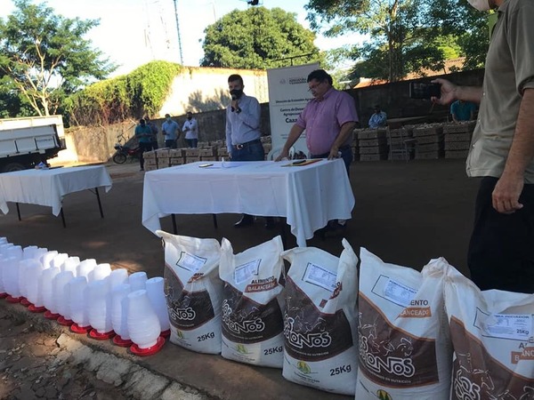 Productores de Caazapá reciben kits avícolas - Noticiero Paraguay
