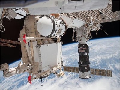 Cosmonautas reparan fisuras en el módulo ruso de la Estación Espacial