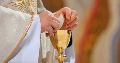 Sacerdote pone por error una canción de rap mientras transmite una misa por Internet - C9N