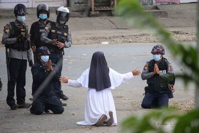 Las monjas de Birmania plantan cara a la junta militar - Mundo - ABC Color