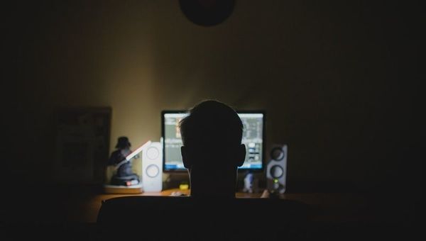 Pasar muchas horas frente a la computadora no daña la visión pero sí ocasiona molestias: tené en cuenta estos consejos