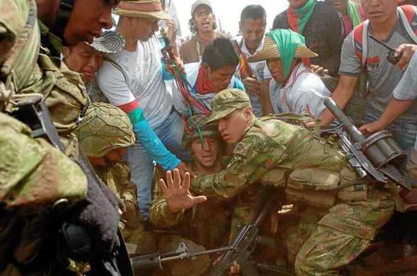 Conflicto: Indígenas retienen a nueve militares del Ejército en Colombia