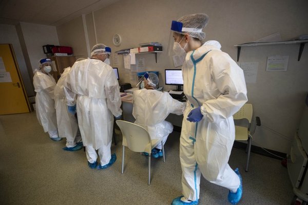 Se saturan los hospitales italianos por nueva variante de COVID-19