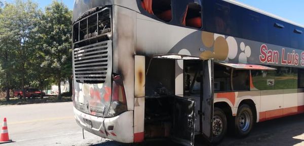 Bus de pasajeros se incendió sobre la ruta PY02 - Nacionales - ABC Color