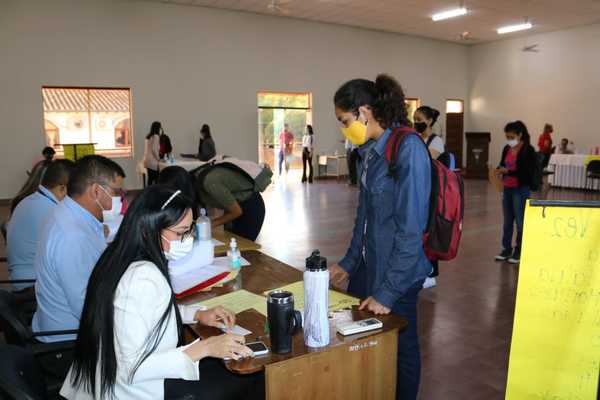 Postulantes a becas de la EBY entregan documentaciones en Pila | El Independiente