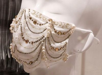 De perlas y diamantes: las mascarillas lujosas que venden en Japón
