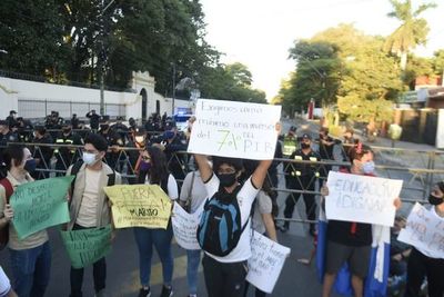 Secundarios y universitarios se suman a las protestas contra el gobierno - Nacionales - ABC Color
