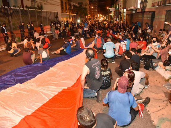 Denuncian a manifestantes por daños a la ANR y apología al delito