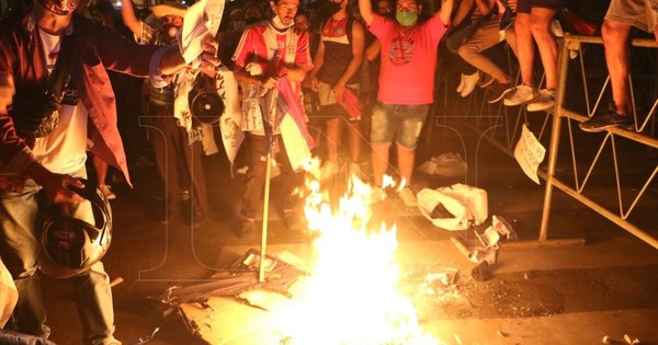 La Nación / Investigador chileno expone semejanzas en el financiamiento de las protestas en Chile y Paraguay