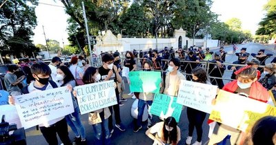 La Nación / Secundarios reclaman boleto estudiantil