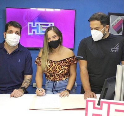 Crónica / LA NUEVA FIGURA. Florencia Benítez con toda su buena onda llega a HEi