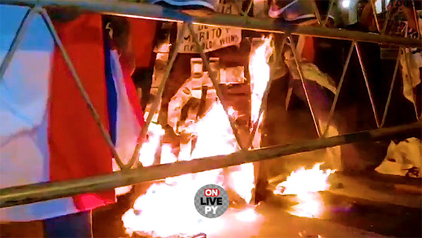 Radicales queman la Biblia de manifestación pacifica a ideológica. | OnLivePy