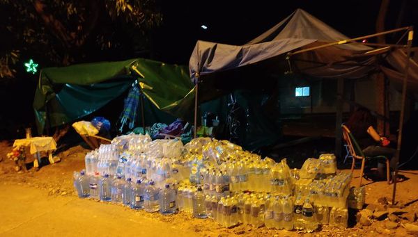 Bomberos llevaron agua mineral a pacientes y familiares en Ineram - Nacionales - ABC Color