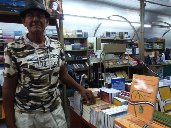 Postergan lanzamiento del libro de Leiva