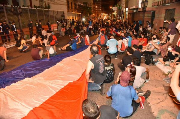 Apoderado colorado denuncia a manifestantes por daños a la ANR y apología al delito - Noticiero Paraguay