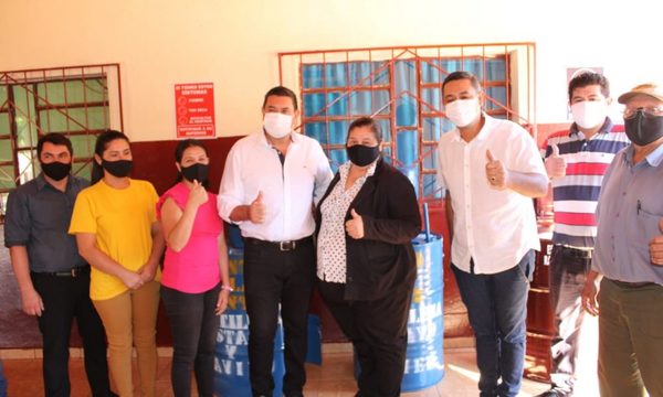 Gustavo Cardozo y Javier Bernal donan lavamanos a escuelas en el Este del país – Diario TNPRESS