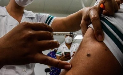 Crónica / COVID-19: Desde hoy reanudan vacunación para el personal de blanco