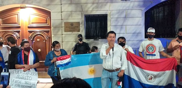 Paraguayos en el exterior exigen la salida del gobierno “por las buenas o por las malas” - La Mira Digital