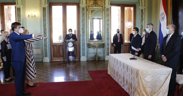 La Nación / Presidente tomó juramento a nuevos ministros de Educación y de la Mujer