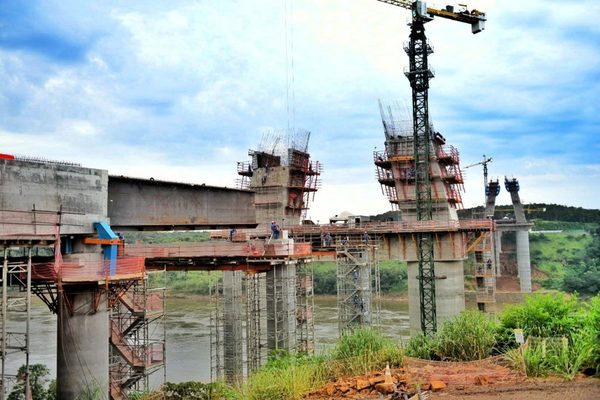 Intensifican tareas de armado y encofrado del 2° tablero del Puente de la Integración