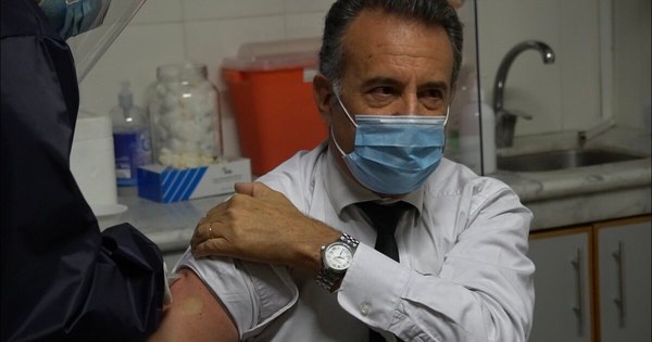 La Nación / Uruguayos demoran vacunación porque segunda dosis está programada en Semana Santa