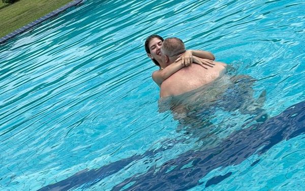 Escándalo por baño hot de gobernador y su doña en piscina: “Yo me suelo bañar desnudo”