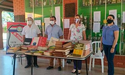 Docente dona un lote de libros al Colegio Nacional – Prensa 5