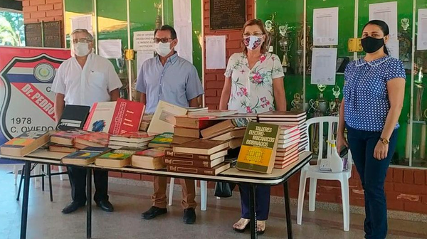 Docente entregó libros al Colegio Nacional - Noticiero Paraguay
