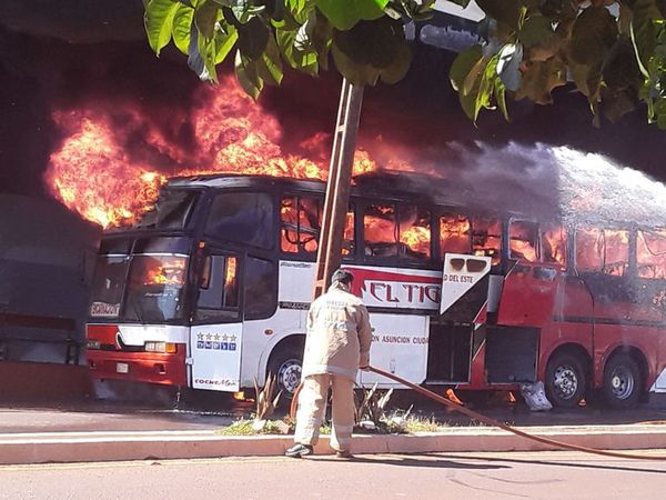 Incendio consumió un bus de transporte público en Edelira - Nacionales - ABC Color