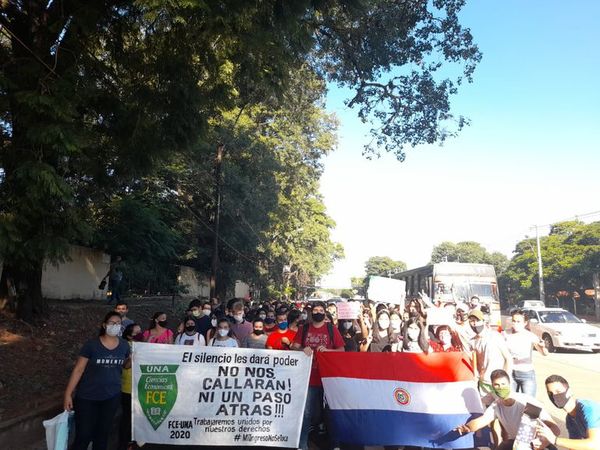 Cursillistas de Economía se manifiestan mientras Consejo decide si los admite - Nacionales - ABC Color