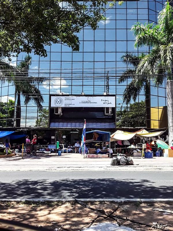 Supuestos sintechos realizan manifestación frente al Ministerio de Desarrollo Social - Nacionales - ABC Color