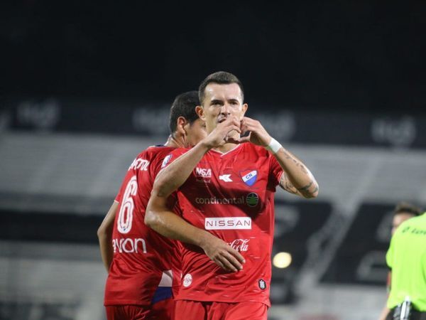 Nacional sorprende a Olimpia y se trepa a la punta