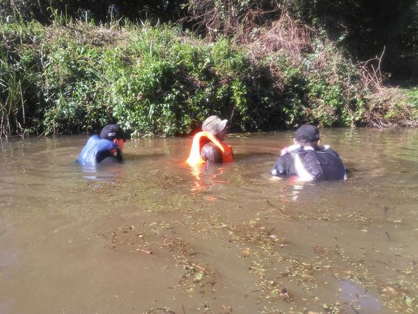 Atletas piden limpieza del arroyo Kuri’y que les sirve de práctica de cara a competencia  - Nacionales - ABC Color