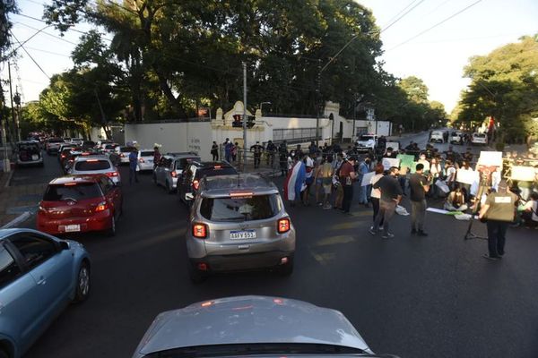 Protesta ndopytu’úi ha hetáve sector omoirü - ABC Remiandu - ABC Color