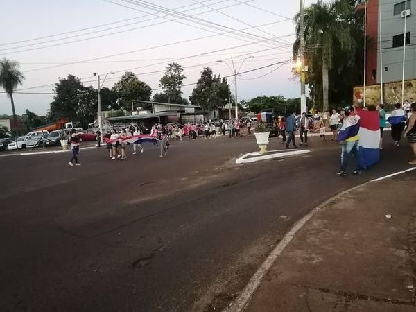 Franqueños salen a las calles contra el gobierno de Mario Abdo  - ABC en el Este - ABC Color