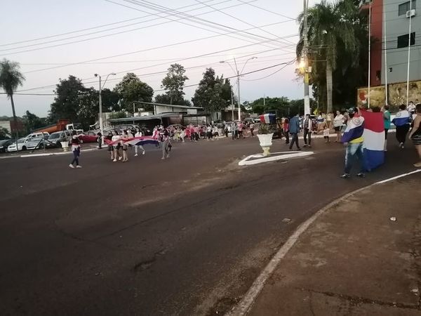 Franqueños salen a las calles contra el gobierno de Mario Abdo - ABC en el Este - ABC Color