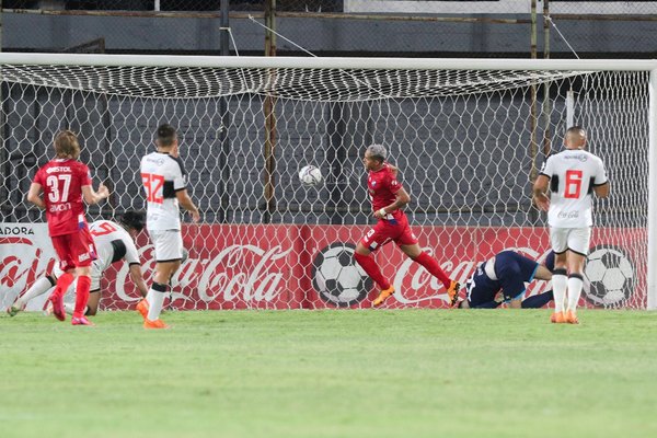 Nacional humilla a Olimpia en su propio 'Bosque'