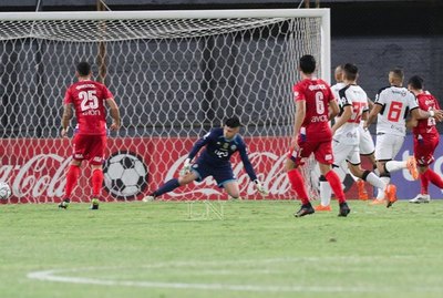 ¡Imparable! Arrúa 'desparramó' a la defensa de Olimpia y anotó un golazo
