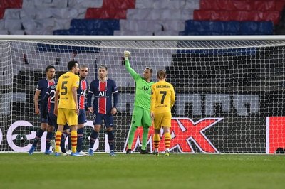 Sostenido por Navas, PSG deja fuera al Barça y se mete a 'cuartos'