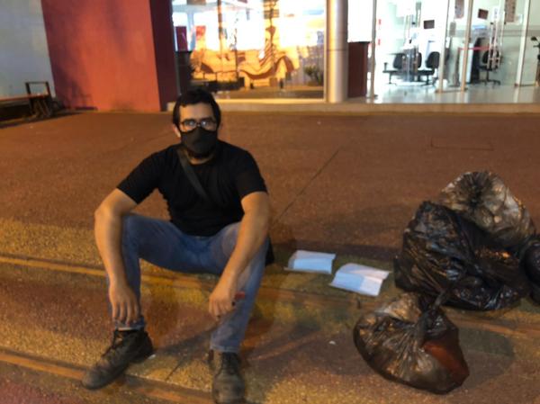 Dejó su basura frente al edificio municipal con una nota que dice, "vengo a dejar la basura donde corresponde" » San Lorenzo PY