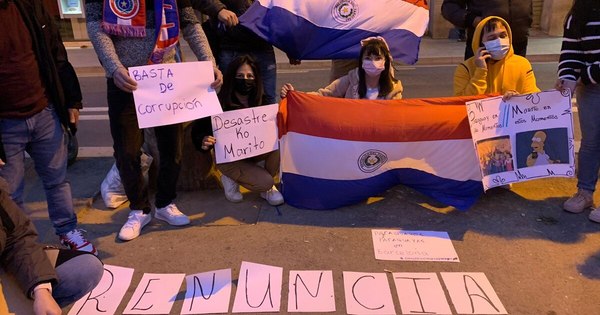 La Nación / Paraguayos en Barcelona se suman a los reclamos contra Mario Abdo