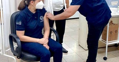 La Nación / Sigue vacunación a los trabajadores de la salud