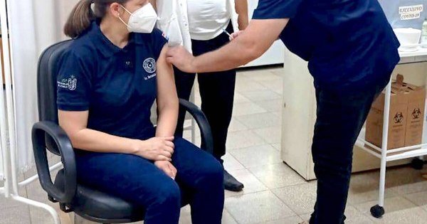 La Nación / Sigue vacunación a los trabajadores de la salud