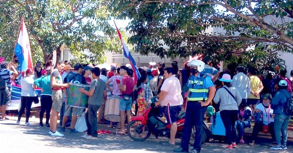 La Nación / Trabajadores fronterizos exigen salida de Abdo, y de Duarte Frutos de EBY