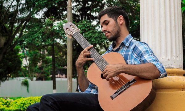 Julio Cristaldo en la tercera entrega de «Música Okápe En Colectivo»