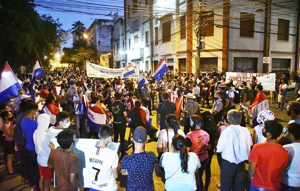 Seis días de protestas que van a continuar,  advierten - Nacionales - ABC Color