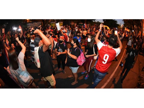 Manifestantes realizaron un juicio político popular a Abdo y Velázquez
