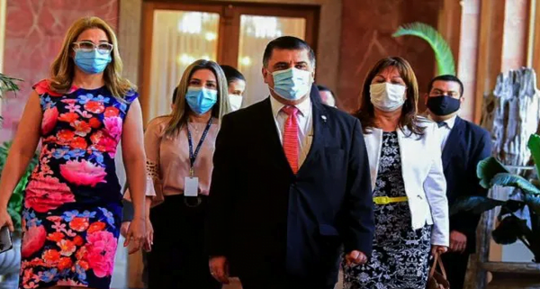Nueva promesa sobre unas 100.000 vacunas que llegarían antes de Semana Santa - Noticiero Paraguay