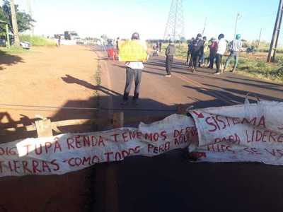 Indígenas cierran ruta en Itakyry y denuncian atropellos de grupos armados - ADN Digital